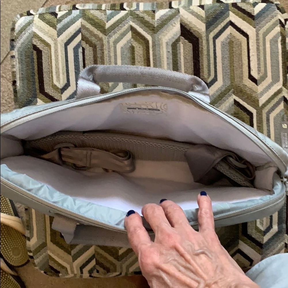 Laptop case by Incase - Picture 4 of 4